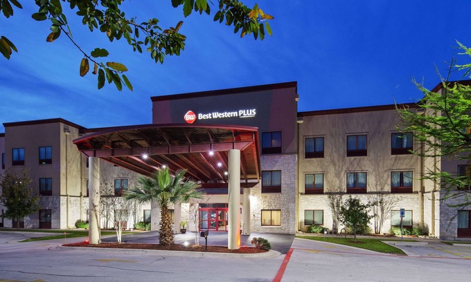 Montopolis Hotel | Best Western Plus Austin Airport Inn & Suites