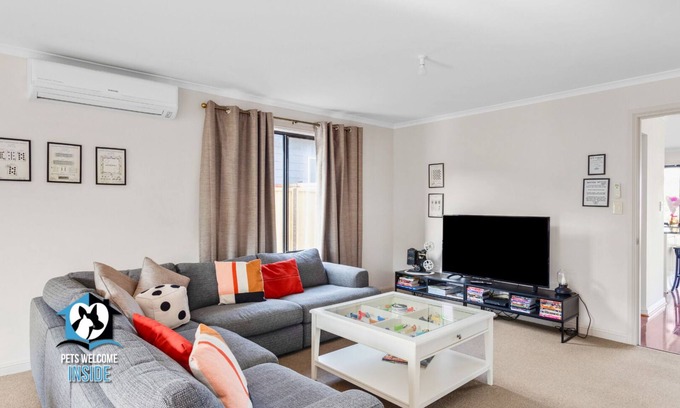 Encounter Bay Casa | Big House with Views and Fab Pop Culture Vibe