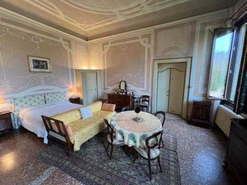 San Pietro Viminario Villa | Big Scuderia Country Mansion 5500SquareFeet