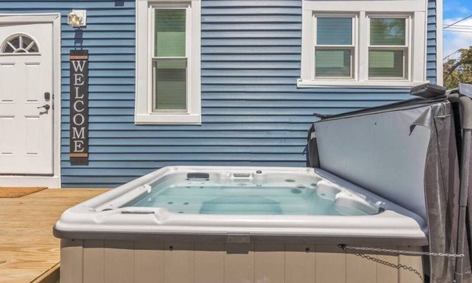 Bay City Casa | BigBlue! Dog Friendly | Big Groups | First Floor Master Bedroom | HotTub-all yr