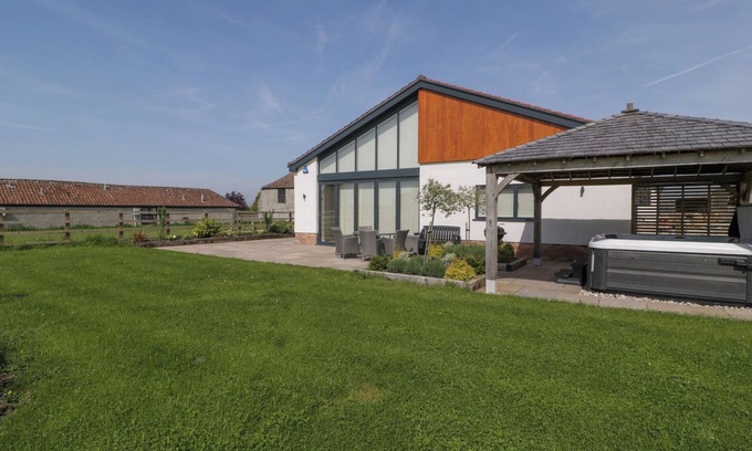 Pilning Cabaña | BILSHAM MEADOWS, family friendly, luxury holiday cottage in Aust