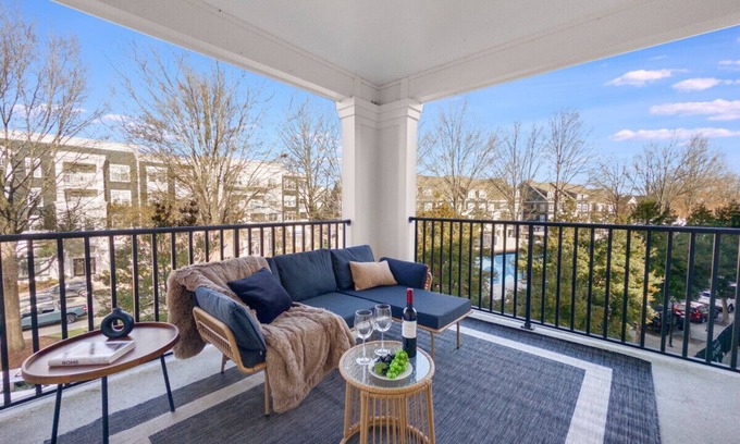 Huntersville Apartamento | Birkdale Plaza Balcony View, Shop-Eat-Work-Play