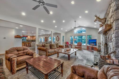 Montgomery Estates Casa | Black Bear Villa - large 4 BR 4 BA hot tub game room
