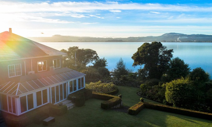 Kawaha Point Cabina | Black Swan Lakeside Boutique Hotel