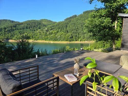 Central Serbia Chalet De Esquí | Blackberry Cabin lakeside escape