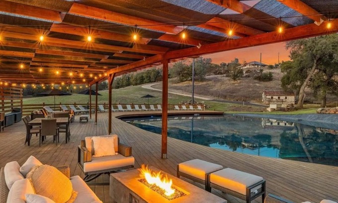 Jayhawk Casa | BlackHollow-LuxurySuite-10acres-LargePool-Modern
