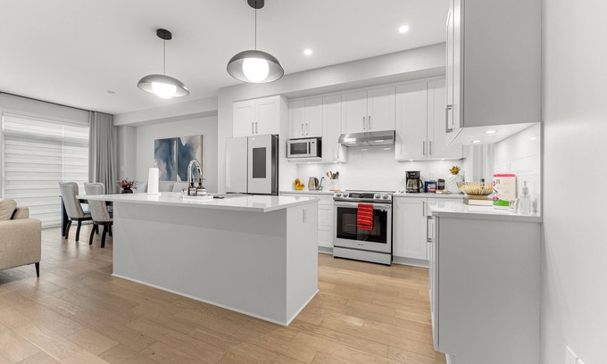 Ottawa Division Casa | BLISS Modern Luxury 3 BED Entire Family-Friendly Townhome + FREE PARKING.