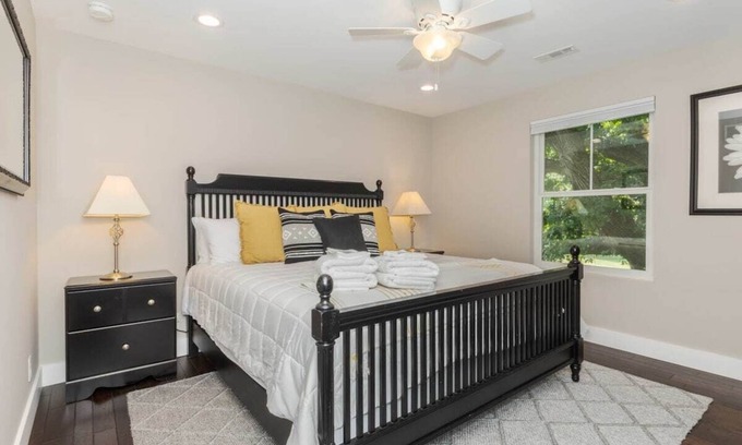 Lawndale Casa | Bloomington Escape | Luxury Stay for 16 Guests