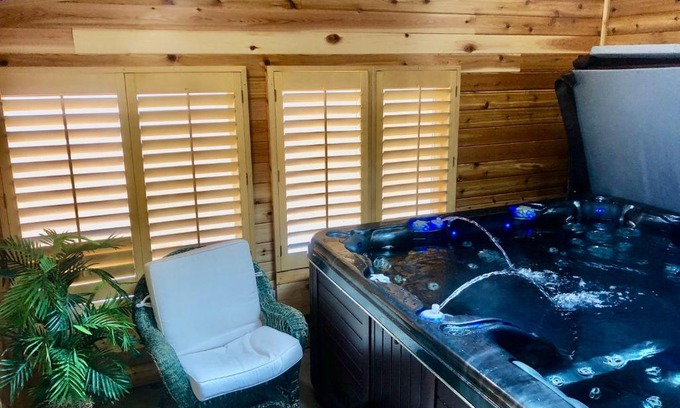 Southeast Apartamento | Blue Bear Den 3BR 2BA DTC Private Apt Hot Tub