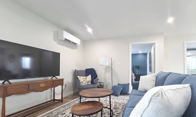 Chatham-Kent Apartamento | Blue Forest apartment is close to downtown. A/C kitchen and laundry all provided