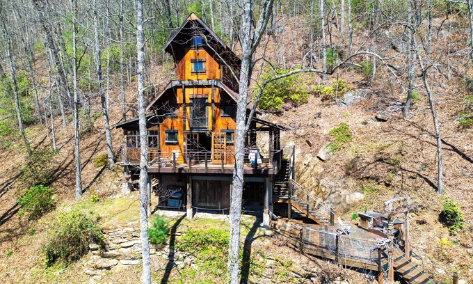 Cullowhee Cabina | Blue Ghost Host Summer finale Autumn