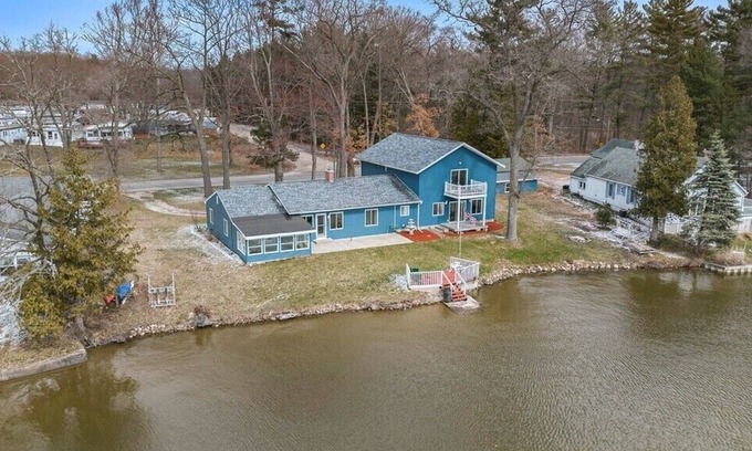 Newaygo Casa | Blue Haven Inn - Hess Lake Lakefront- Hot Tub, Kayaks, Central AC