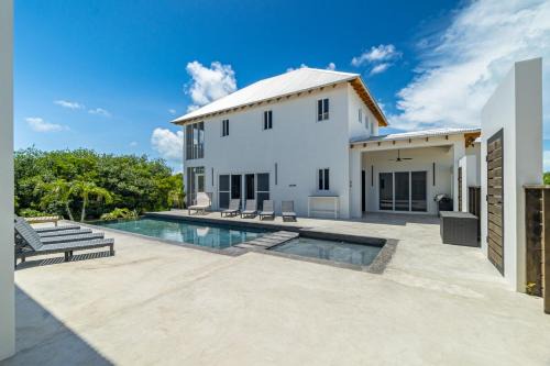 San Pedro Villa | Blue Oasis and Pool Club at Mahogany Bay