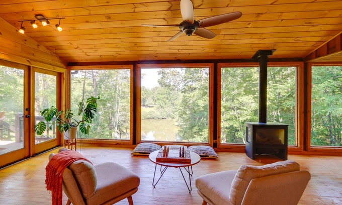 My Mountain Cabina | Blue Ridge Cabin w/ Hot Tub & Private Lake!