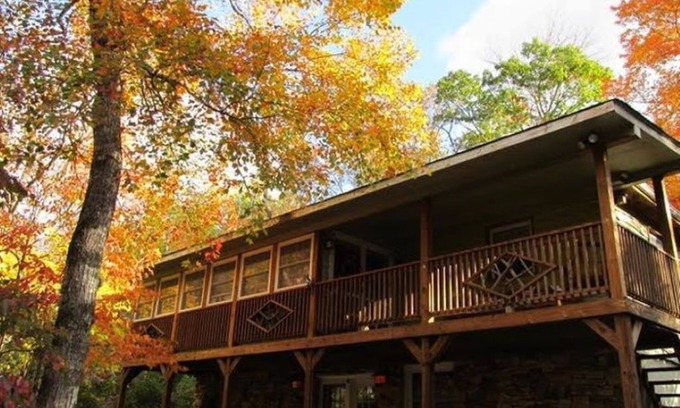 Burnsville Cabina | Blue Ridge Mountain Retreat with Cozy Firepit Terrace.