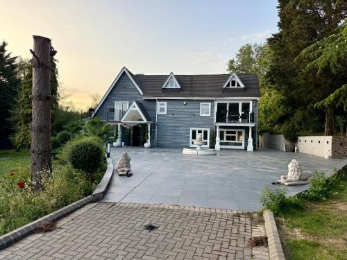 Bumble's Green Villa | Bluebell House