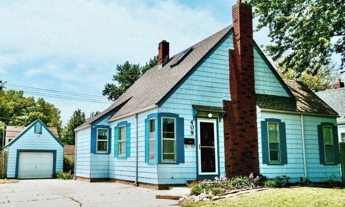 Hutchinson Casa | Bluebird Cottage, near fair