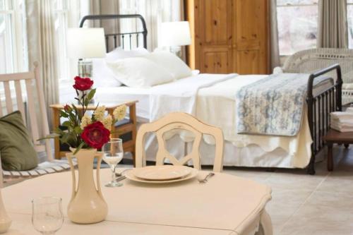 Asheville Apartamento | Bluebirds Nest 10 Min to AVL Biltmore hot tub cont bkfst sparkling water