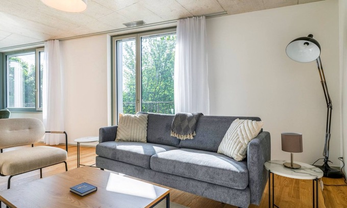 Center Apartamento | Blueground | Saatlen, balcony, nr Zurich Zoo