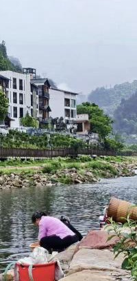 Wulingyuan Hotel | 铂曼智慧酒店-Near the east gate of the Forest Park, about a 10-minute walk-There is a beautiful small river at the entrance-offers free self-service laundry and Attraction Tickets Serivce in advance