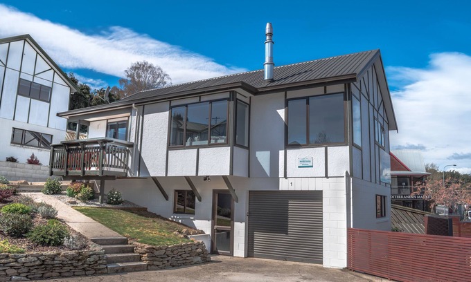 Wanaka Casa | Casa de 2 dormitorios completamente renovada, cálida, soleada, vista al lago y montaña, centro de la ciudad.