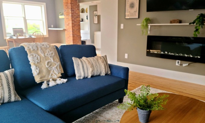 Spring Grove Apartamento | BoHo on Main // Stylish in the Heartland, 1 bedroom King in Downtown