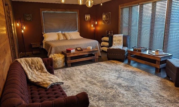 McFarland Casa | Boho & Rustic Getaway ~ King Bed ~ Close to Madison!