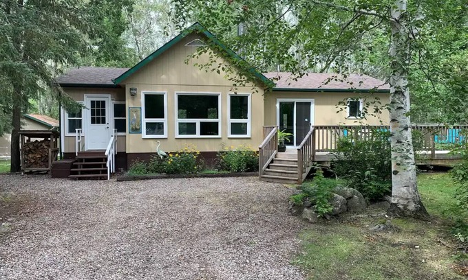 Lester Beach Cabina | Book Two Nights, Get Two Free! Cabin in Belair Properties