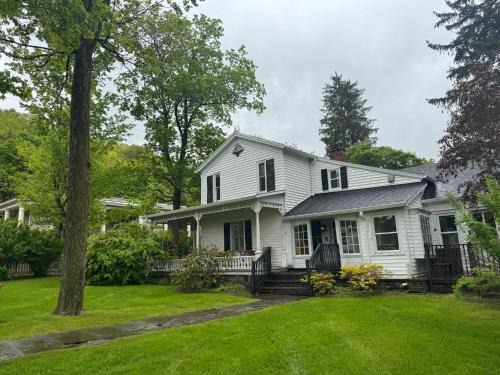 Hobart Apartamento | Book Village Inn - Dickinson Room Queen Bed