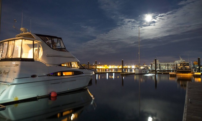 Thompson Square - Bunker Hill Alquiler De Eote | Yate del puerto de Boston, aire acondicionado / calefacción, a pie de WiFi de North End