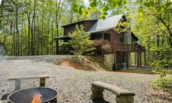 My Mountain Cabina | Boujee Bear Lodge - A peaceful cabin getaway!