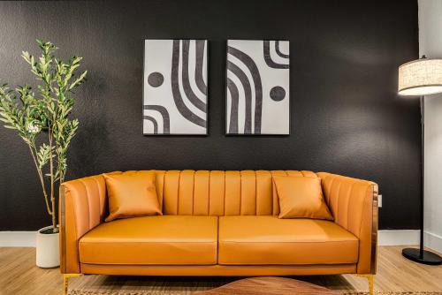 Glendale Sports and Entertainment District Apartamento | Boulevard Stays Luxe 2BR by the Stadium Pool Parking Gym 10