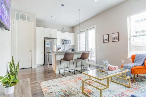 McKinney Apartamento | Boulevard Stays Pool Gym Parking 1BR King Suite A