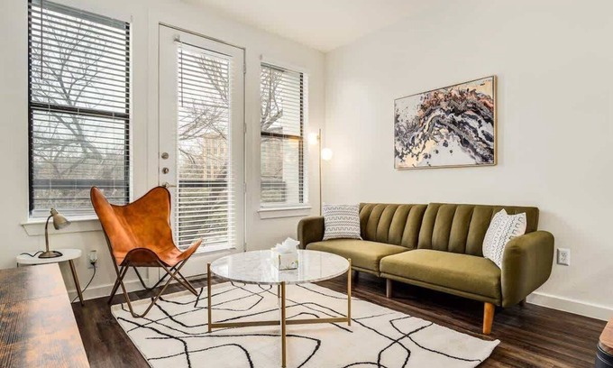 Bouldin Apartamento | Boulevard Stays Walk to Downtown! 1BR SoCo Pool, Parking, Gym 07