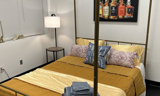 Fairgrounds Cama Y Desayuno | Bourbon, Art & Sport Center Boutique BnB inside Art Gallery WALK EVERYWHERE!