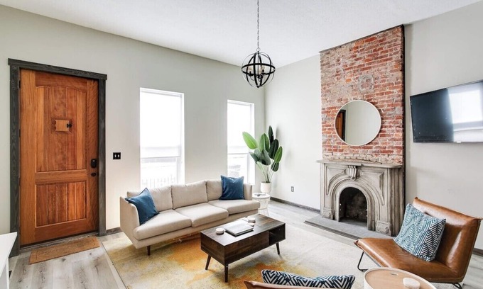 Smoketown Jackson Casa | Bourbon Trail-12ft Ceilings-Parking-Chef's Kitchen