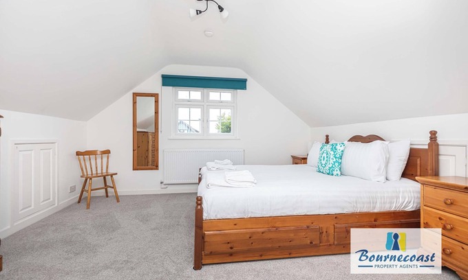 Mudeford Casa | Bournecoast: Five bedroom family chalet bungalow with garden - Mudeford - HB9600