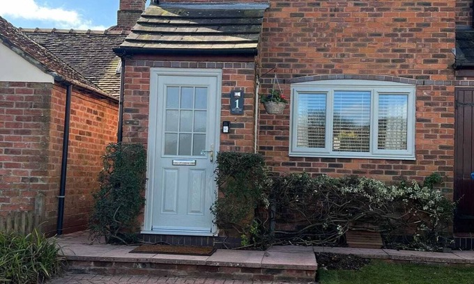 Wheaton Aston Cabaña | BOWLING GREEN COTTAGE, Pet friendly, country village location, Sleeps 6