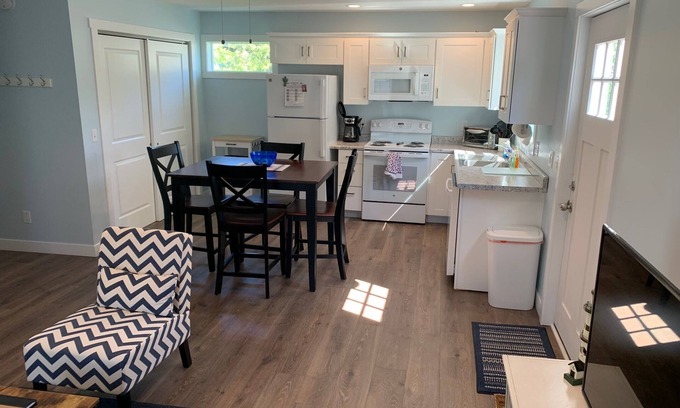Frankfort Apartamento | Brand new 2 bedroom carriage house with patio in the heart of Frankfort!