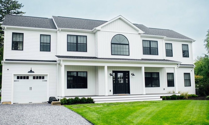 East Marion Casa | Brand New! 6BR, 4.5 Bath, Pool, Hot Tub, Walk to Beach