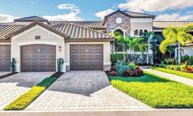 Lakewood Ranch Condominio | Breathtaking 3 BR condo with lake views in Lakewood National Golf Club - Shades Of Summer
