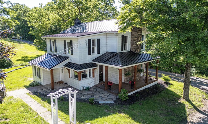 Cambra Otro | Breathtaking farmhouse with 4 bedrooms, Fishing, Kayaking, 6 acre pond!