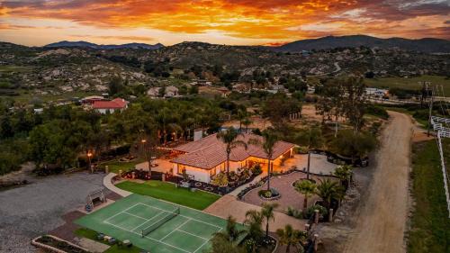 Temecula Casa | Breathtaking Meadows by AvantStay Temecula Group Retreat Pool Pickleball Firepit Hot Tub