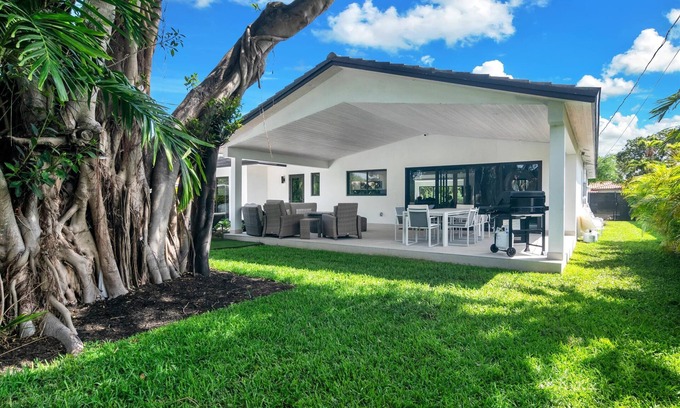 Biscayne Park Casa | Breathtaking Miami Pool