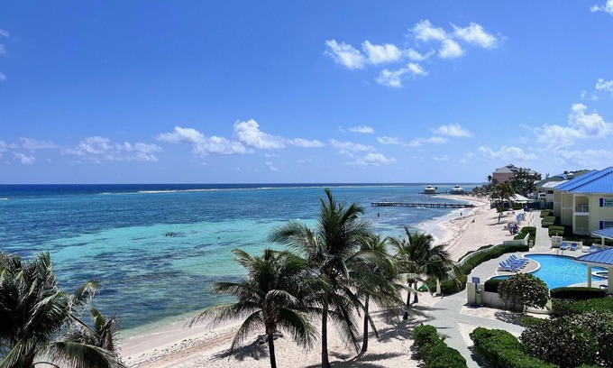 Colliers Bay Condominio | Breathtaking Ocean View Beachfront Top Floor Condo