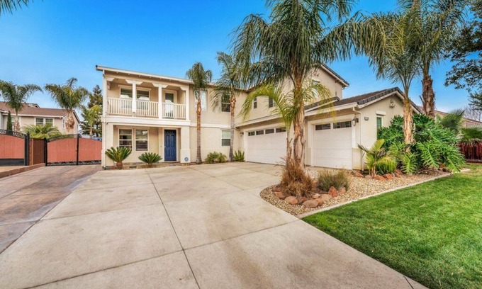 Brentwood Casa | Brentwood Posh 5-Bedroom w/steam shower near hwy