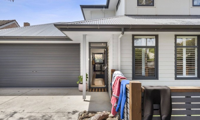 Barwon Heads Casa | Bridge Road Beach House, Barwon Heads, Sleeps 12. Disability accessible