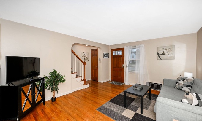 Cuyahoga Falls Casa | Bright 2 Bd Perfect for Traveling Professionals!