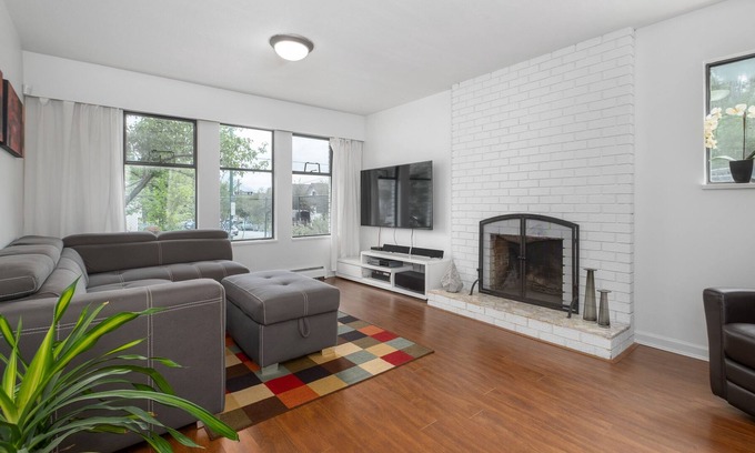 Grandview-Woodland Casa | Bright 2 bedroom Commercial Dr area