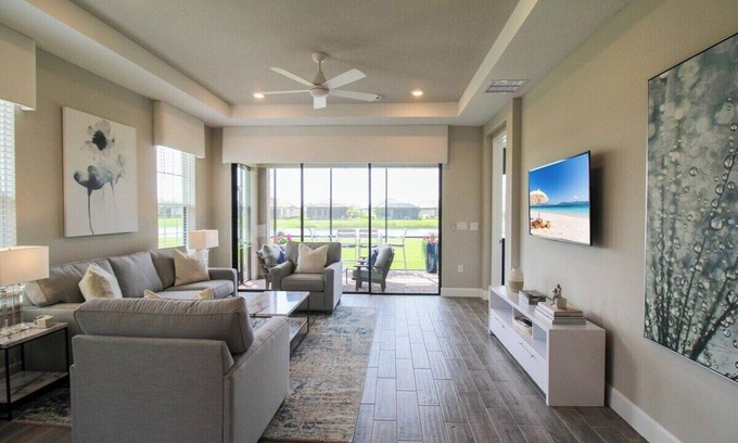 Braden River Casa | Bright and airy waterfront villa in the Esplanade - Sunny Retreat